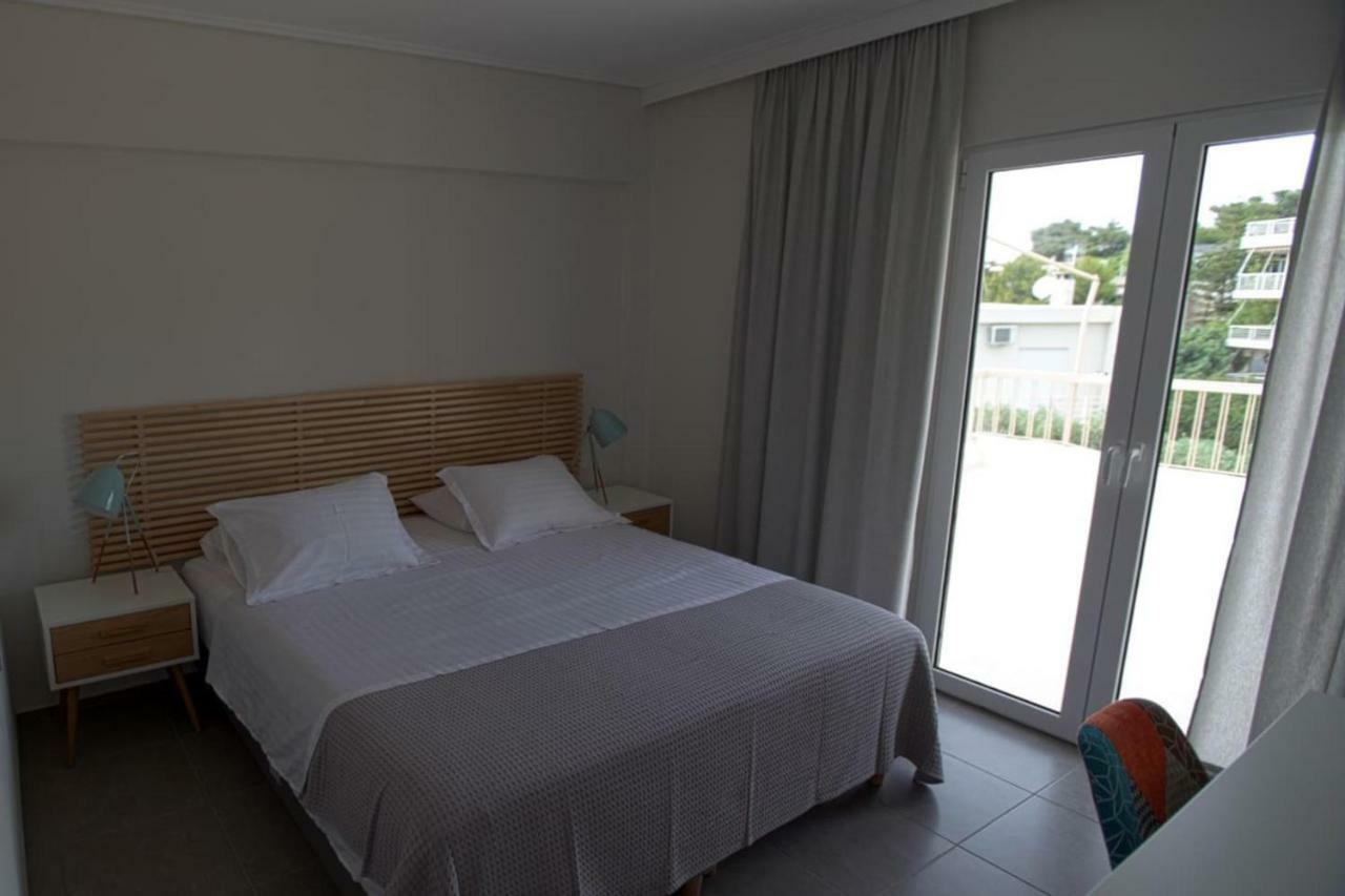 Seaside Renovated Top Floor Apartment Saronida Bagian luar foto
